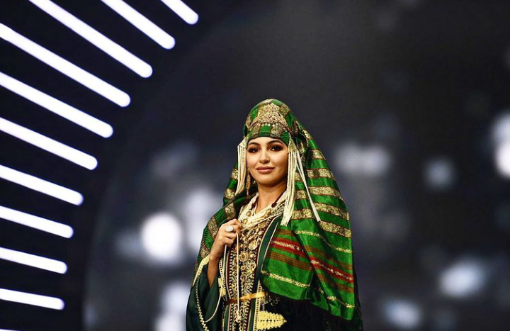 كوثر بنحليمة بالقفطان المغربي في مسابقة ملكة جمال الكون