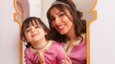 الفنانة سحر الصديقي تخطف الأنظار رفقة ابنتها باللباس المغربي التقليدي