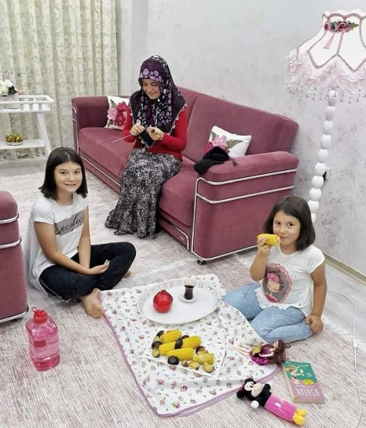 زوجة تركية تثير الإعجاب على مواقع التواصل بصور مميزة من منزلها