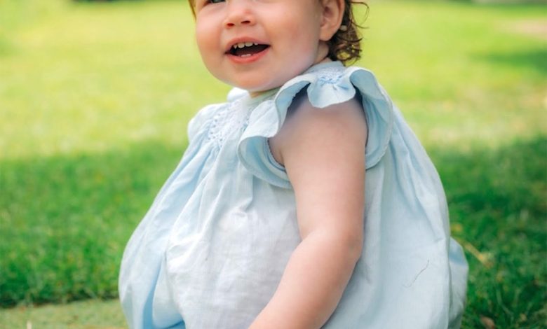 أول ظهور لابنة هاري وميغان “ليليبيت” بمناسبة عيد ميلادها الأول