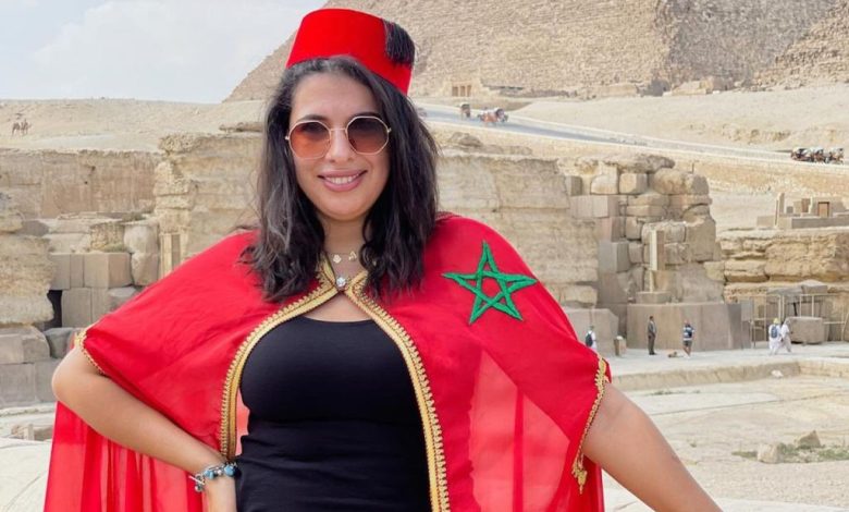 بالسلهام المغربي “مونية لمكيمل تخطف الأنظار من أمام الأهرمات “صور”
