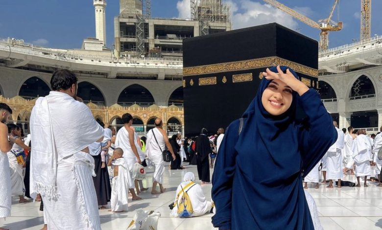المدونة المغربية “ريم قادري” تعلن ارتدائها الحجاب بعد أدائها مناسك العمرة