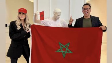 ريدوان وزوجته يخطفان الأنظار بحمل العلم المغربي في مونديال قطر