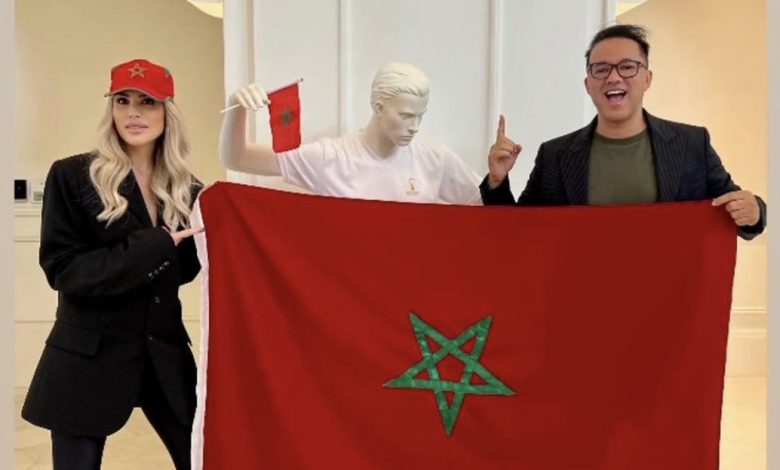 ريدوان وزوجته يخطفان الأنظار بحمل العلم المغربي في مونديال قطر