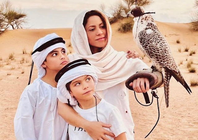 بإطلالة عربية ..شاكيرا تحتفل بالكريسماس برفقة أطفالها في صحراء دبي