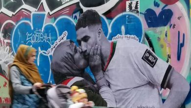 جدارية لأشرف حكيمي ووالدته في شوارع برشلونة